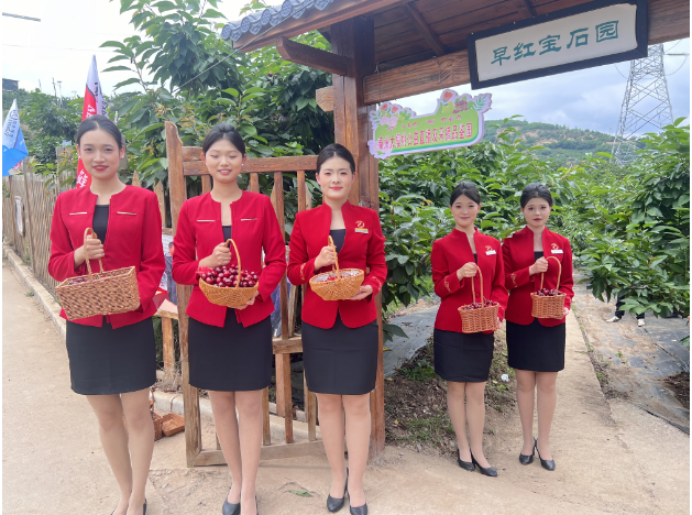 產業(yè)助力 龍馬先行——旅游學院“龍馬”會務隊以專業(yè)禮儀服務賦能產銷會